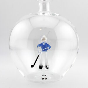 Motivflasche mit Golfspieler 500 ml Eine leere bauchige Flasche aus Glas mit einem aus Glas geblasenen Golfspieler im Inneren.