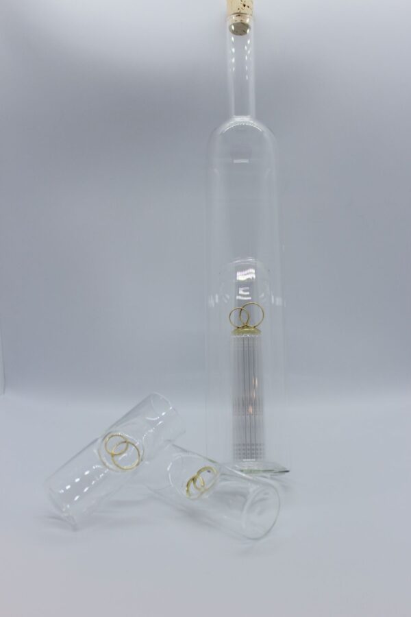 Eine leere Flasche aus Glas mit Ringen im Inneren.