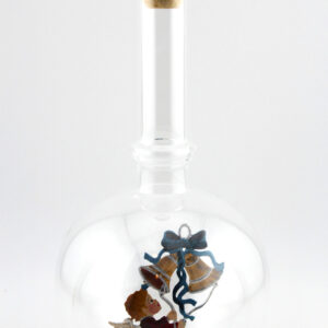 Eine leere bauchige Flasche aus Glas mit Weihnachtsläuten im Inneren.