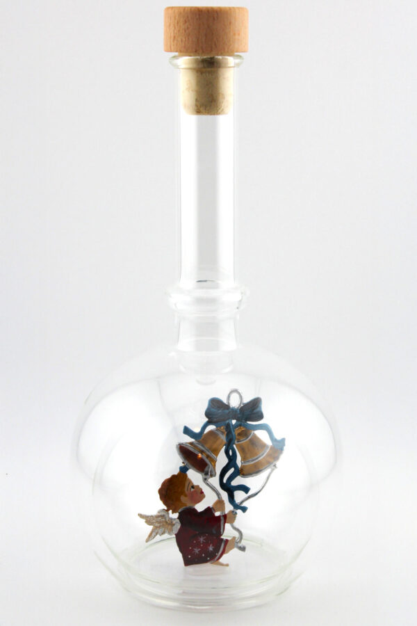 Eine leere bauchige Flasche aus Glas mit Weihnachtsläuten im Inneren.