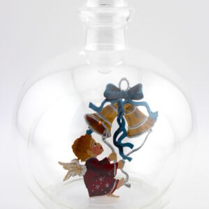 Eine leere bauchige Flasche aus Glas mit Weihnachtsläuten im Inneren.