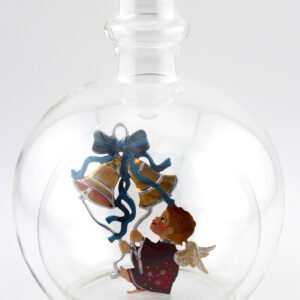 Magicflasche mit Weihnachtsläuten 200 ml Eine leere bauchige Flasche aus Glas mit Weihnachtsläuten im Inneren.