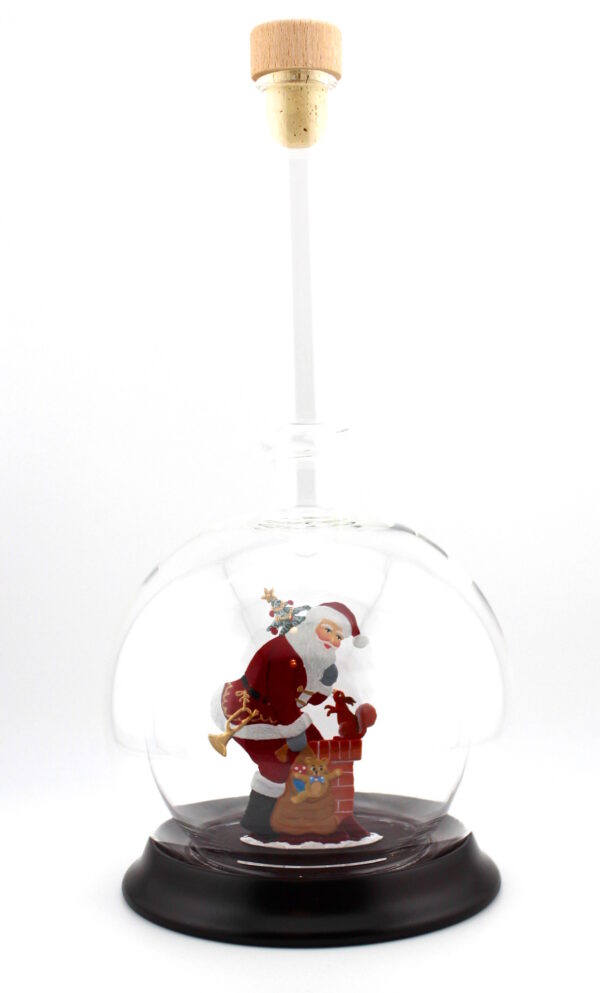 Eine leere bauchige Flasche aus Glas mit Weihnachtsmann im Kamin im Inneren.