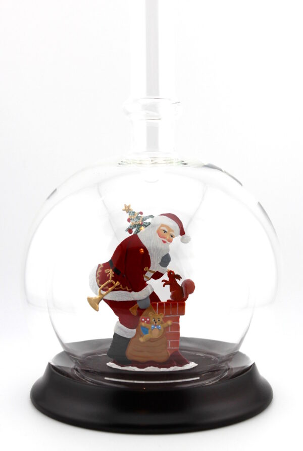 Eine leere bauchige Flasche aus Glas mit Weihnachtsmann im Kamin im Inneren.