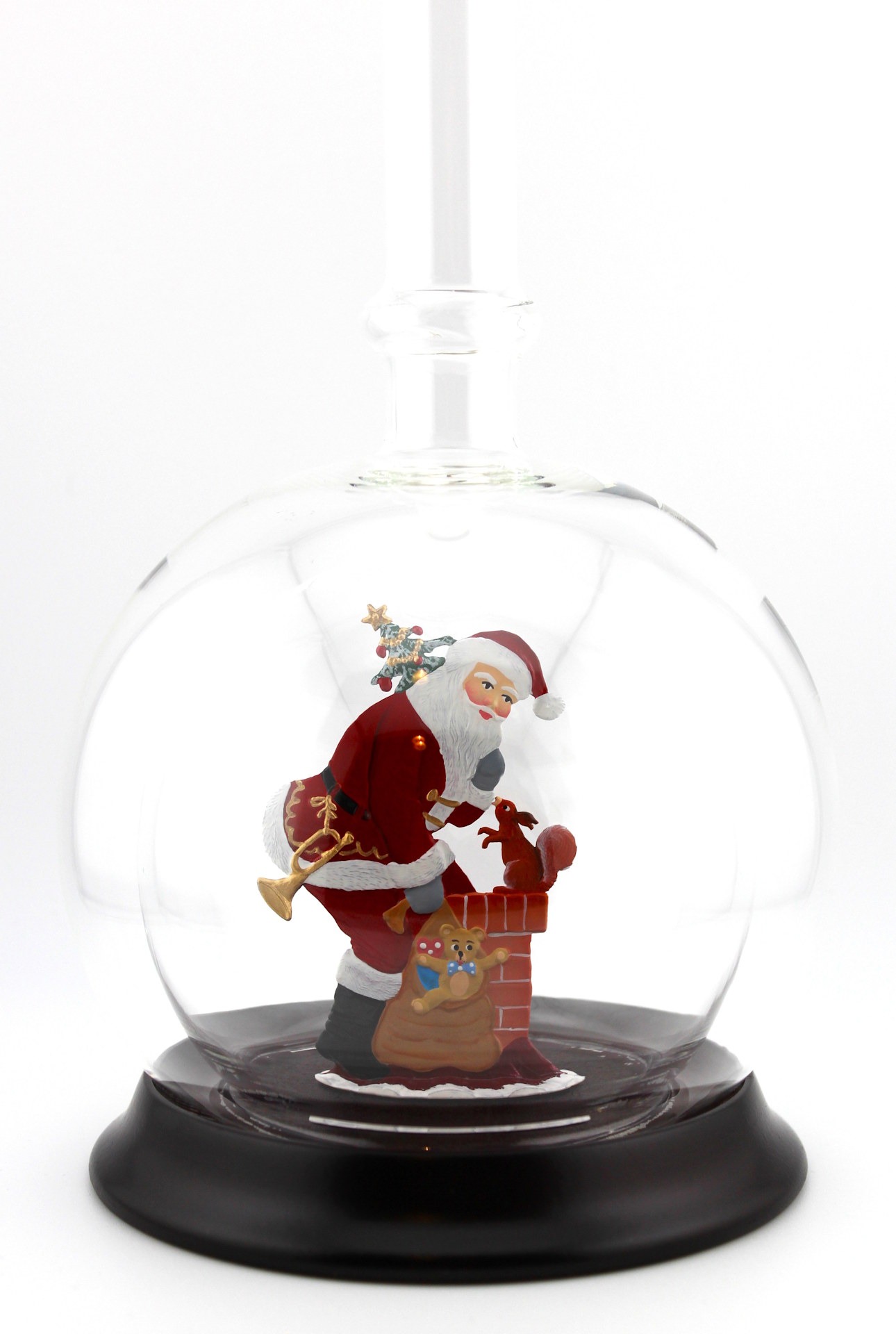 Eine leere bauchige Flasche aus Glas mit Weihnachtsmann im Kamin im Inneren.