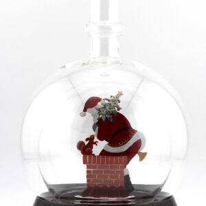 Eine leere bauchige Flasche aus Glas mit Weihnachtsmann im Kamin im Inneren.