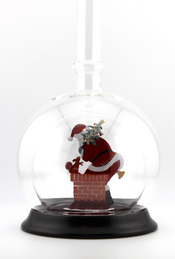 Eine leere bauchige Flasche aus Glas mit Weihnachtsmann im Kamin im Inneren.