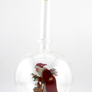 Eine leere bauchige Flasche aus Glas mit Weihnachtsmann mit Geschenkesack im Inneren.