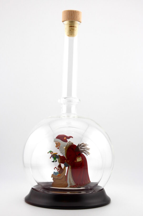 Eine leere bauchige Flasche aus Glas mit Weihnachtsmann mit Geschenkesack im Inneren.