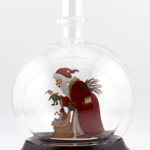 Eine leere bauchige Flasche aus Glas mit Weihnachtsmann mit Geschenkesack im Inneren.