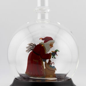 Eine leere bauchige Flasche aus Glas mit Weihnachtsmann mit Geschenkesack im Inneren.