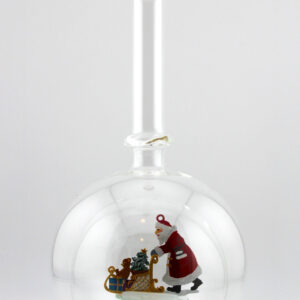 Eine leere bauchige Flasche aus Glas mit einem Schlitten schiebenden Weihnachtsmann im Inneren.