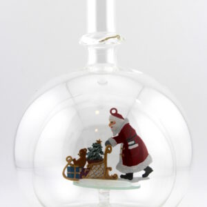 Eine leere bauchige Flasche aus Glas mit einem Schlitten schiebenden Weihnachtsmann im Inneren.