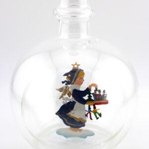 Eine leere bauchige Flasche aus Glas mit Weihnachtsmarkt Engel im Inneren.