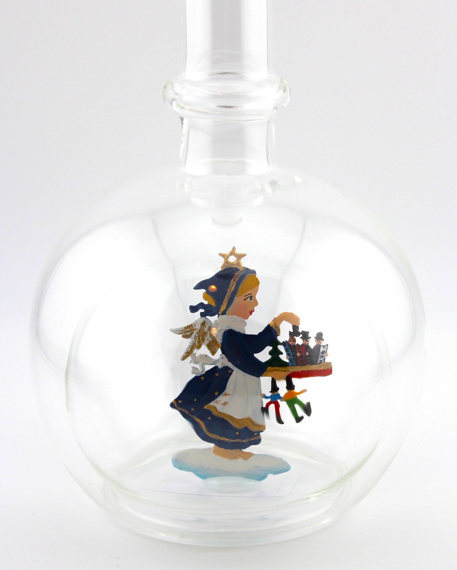 Eine leere bauchige Flasche aus Glas mit Weihnachtsmarkt Engel im Inneren.