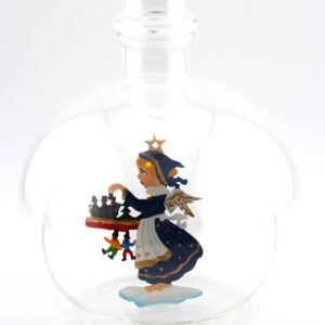 Eine leere bauchige Flasche aus Glas mit Weihnachtsmarkt Engel im Inneren.