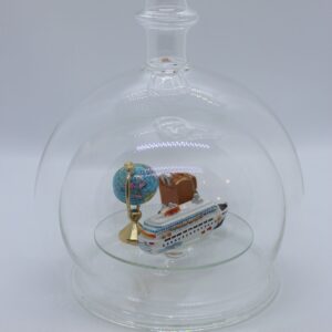 Magicflasche mit Weltreise 600 ml Eine leere bauchige Flasche aus Glas mit einem Kreuzfahrtschiff, Globus und Koffer im Inneren.