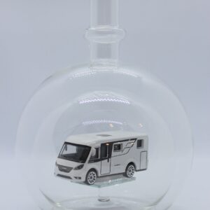 Magicflasche mit Wohnmobil 600 ml Eine leere bauchige Flasche aus Glas mit einem Wohnmobil im Inneren.