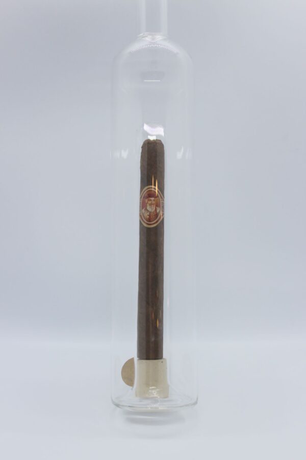 Eine leere längliche Flasche aus Glas mit Zigarre im Inneren.
