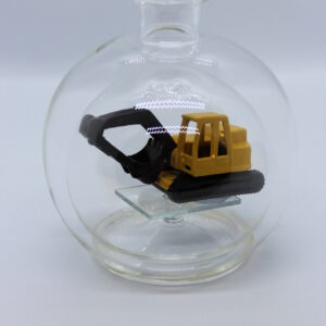 Magicflasche mit Bagger 200 ml Eine leere bauchige Flasche aus Glas mit einem Bagger im Inneren.