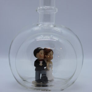 Magicflasche Brautpaar 200 ml Eine leere bauchige Flasche aus Glas mit einem Brautpaar im Inneren.