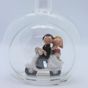 Magicflasche Brautpaar auf’m Mofa 200 ml Eine leere bauchige Flasche aus Glas mit einem Brautpaar auf'm Mofa im Inneren.