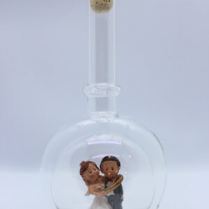 Eine leere bauchige Flasche aus Glas mit einem Brautpaar - gefangenem Bräutigam im Inneren.