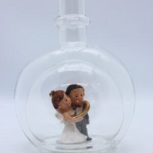 Magicflasche Brautpaar – gefangener Bräutigam 200 ml Eine leere bauchige Flasche aus Glas mit einem Brautpaar - gefangenem Bräutigam im Inneren.