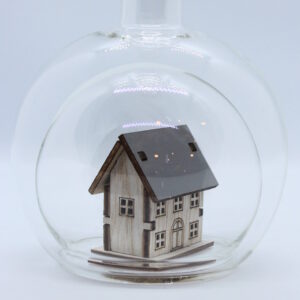 Magicflasche Das Haus Eigenheim 200 ml Eine leere bauchige Flasche aus Glas mit einem Haus / Eigenheim im Inneren.