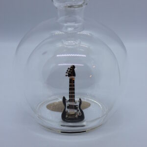 Magicflasche E-Gitarre 200 ml Eine leere bauchige Flasche aus Glas mit einer E-Gitarre im Inneren.
