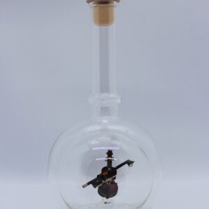 Magicflasche mit Geige 200 ml Eine leere bauchige Flasche aus Glas mit einer Geige im Inneren.