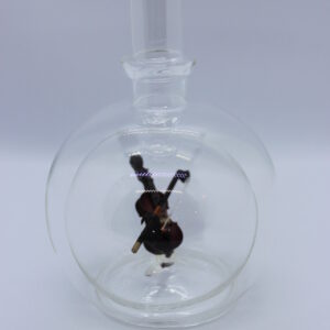 Eine leere bauchige Flasche aus Glas mit einer Geige im Inneren.