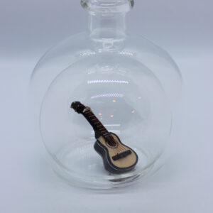 Magicflasche mit Gitarre 200 ml Eine leere bauchige Flasche aus Glas mit einer Gitarre im Inneren.