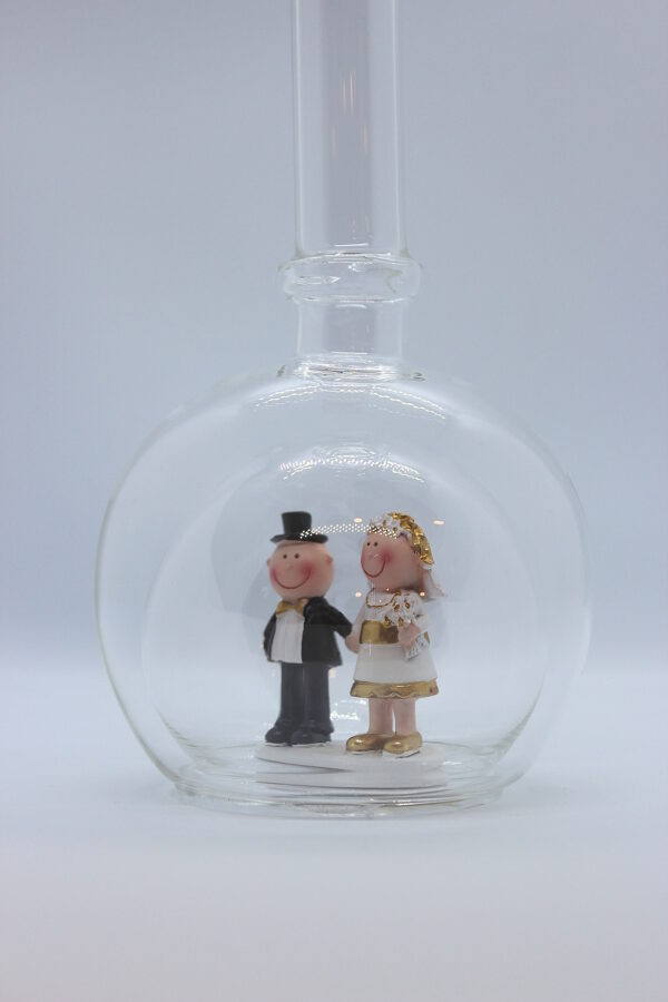 Eine leere bauchige Flasche aus Glas mit einem Goldenen Hochzeitspaar im Inneren.