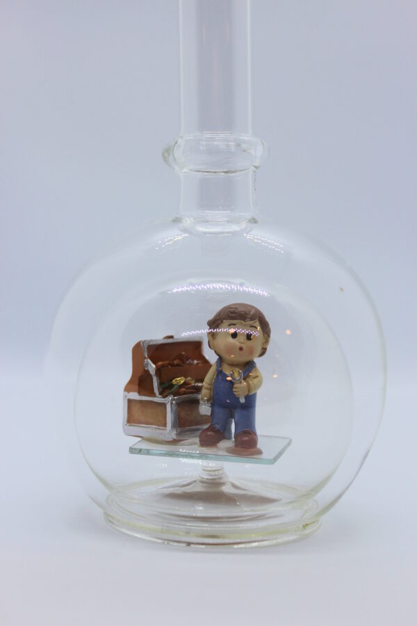 Eine leere bauchige Flasche aus Glas mit einem Handwerker im Inneren.