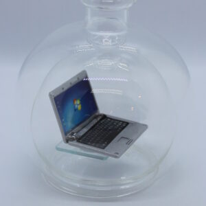 Magicflasche Laptop 200 ml Eine leere bauchige Flasche aus Glas mit einem Laptop im Inneren.