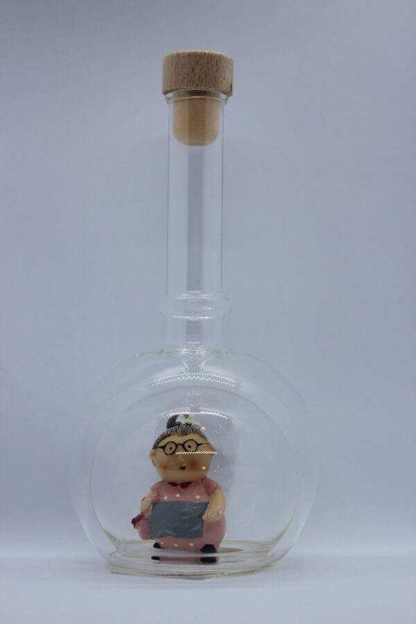 Eine leere bauchige Flasche aus Glas mit einer Oma im Inneren.
