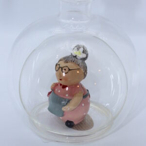 Magicflasche Oma 200 ml Eine leere bauchige Flasche aus Glas mit einer Oma im Inneren.