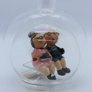 Magicflasche Oma und Opa 200 ml Eine leere bauchige Flasche aus Glas mit Oma und Opa im Inneren.