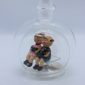 Eine leere bauchige Flasche aus Glas mit Oma und Opa im Inneren.