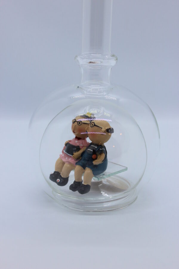 Eine leere bauchige Flasche aus Glas mit Oma und Opa im Inneren.