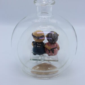 Eine leere bauchige Flasche aus Glas mit Oma und Opa im Inneren.