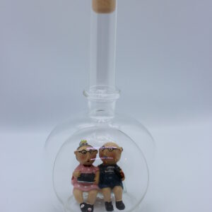 Eine leere bauchige Flasche aus Glas mit Oma und Opa im Inneren.