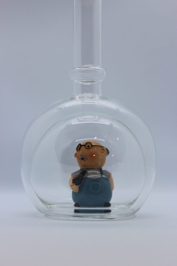 Eine leere bauchige Flasche aus Glas mit einem Opa im Inneren.