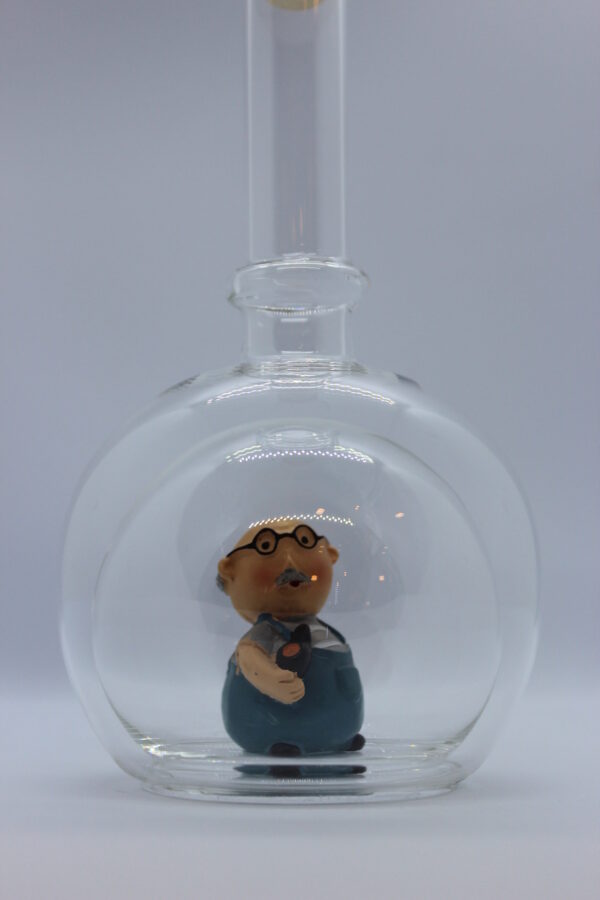 Eine leere bauchige Flasche aus Glas mit einem Opa im Inneren.