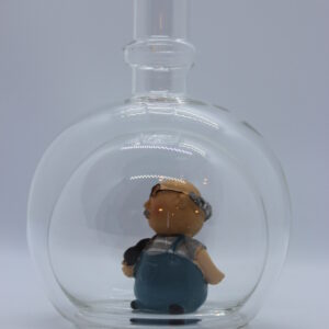 Eine leere bauchige Flasche aus Glas mit einem Opa im Inneren.