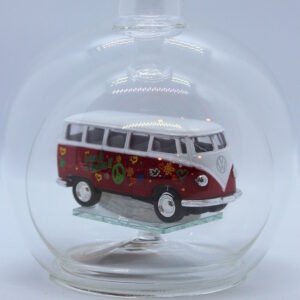 Eine leere bauchige Flasche aus Glas mit einem VW Bus T1 Flower in rot im Inneren.