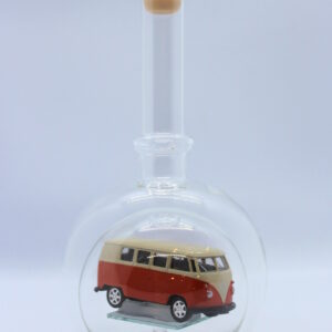 Eine leere bauchige Flasche aus Glas mit einem VW Bus T1 Samba in orange im Inneren.