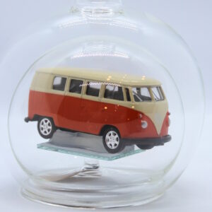 Eine leere bauchige Flasche aus Glas mit einem VW Bus T1 Samba in orange im Inneren.