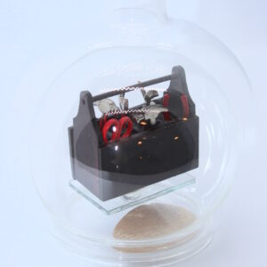 Eine leere bauchige Flasche aus Glas mit Werkzeugkasten Braun im Inneren.